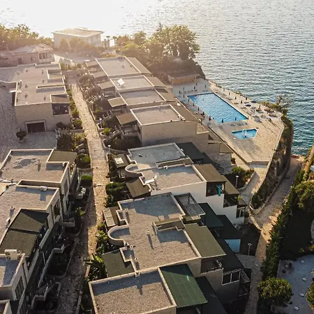 Amos At Aquamarine Villa