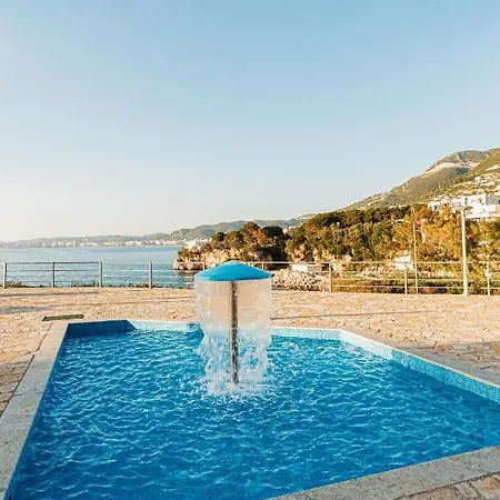 Amos At Aquamarine * Vlorë