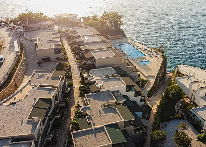 Amos At Aquamarine Villa